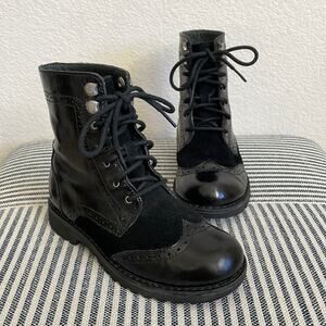UGG Little Girls Black Patent Leather and Suede Chadwick Lace-Up Wingtip Boots